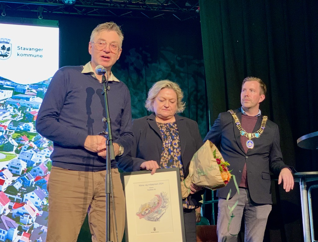 Podbikegründerne Per Hassel Sørensen og Anne-Lise Heggland, takker for prisen de nettopp har fått av ordfører Tormod Losnedal.